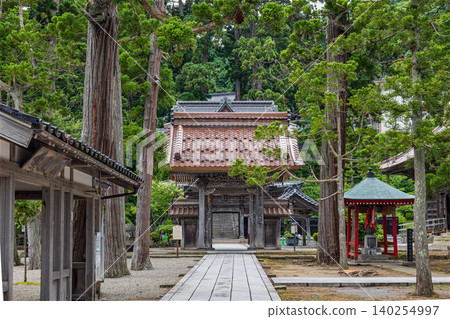 山形縣禪寶寺的入口和正門。 山形縣禪寶寺的入口和正門。 140254997