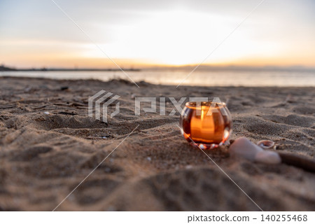在海灘上點燃蠟燭 在海灘上點燃蠟燭 140255468