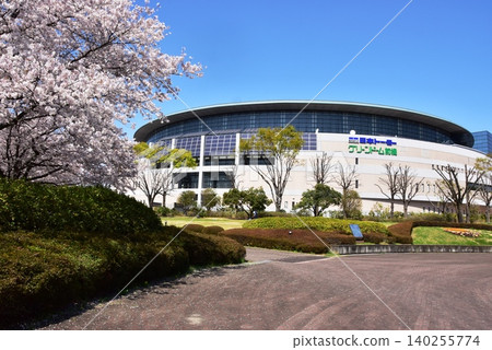 前橋市:前橋綠色圓頂和一排盛開的櫻花樹。 前橋市:前橋綠色圓頂和一排盛開的櫻花樹。 140255774