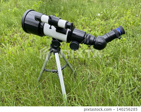 Telescope for observing deep space 140256285
