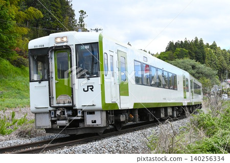 A KiHa 110 series diesel railcar traveling on the Ofunato Line towards Ichinoseki. 140256334