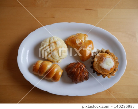 Various breads (photographed from above) 140256983