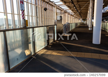 清晨的陽光灑進新幹線車站月台和月台門(可移動月台屏障)的景象。 清晨的陽光灑進新幹線車站月台和月台門(可移動月台屏障)的景象。 140257099