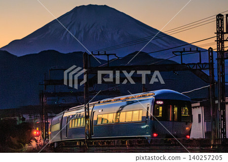 壯麗的鐵路景觀,包括日落時的富士山和小田急浪漫列車。 壯麗的鐵路景觀,包括日落時的富士山和小田急浪漫列車。 140257205