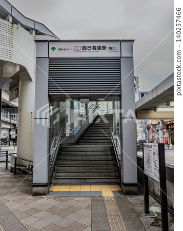 日暮裡-舍人線西日暮里站南出口的車站名稱標誌。 日暮裡-舍人線西日暮里站南出口的車站名稱標誌。 140257466