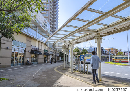 神奈川縣相模原市的城市景觀：小田急相模原站南出口的巴士環島。 140257567