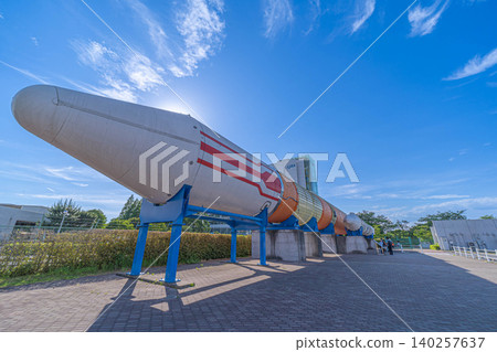 在藍天下，日本宇宙航空研究開發機構筑波宇宙中心的H-II火箭全尺寸模型[茨城縣筑波市淺間] 140257637