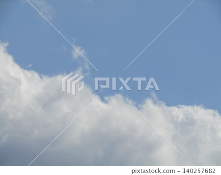 五月,凱米加瓦濱海灘上空藍天白雲。 五月,凱米加瓦濱海灘上空藍天白雲。 140257682