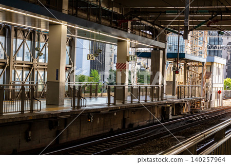 Shinkansen platform and tracks: Image of a city railway station. Shinkansen platform and tracks: Image of a city railway station. 140257964