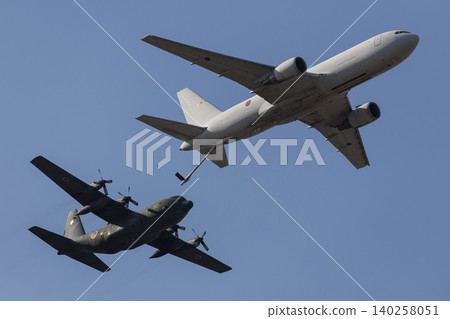 KC767和C130空中加油演示 KC767和C130空中加油演示 140258051