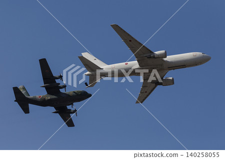 KC767和C130空中加油演示 KC767和C130空中加油演示 140258055