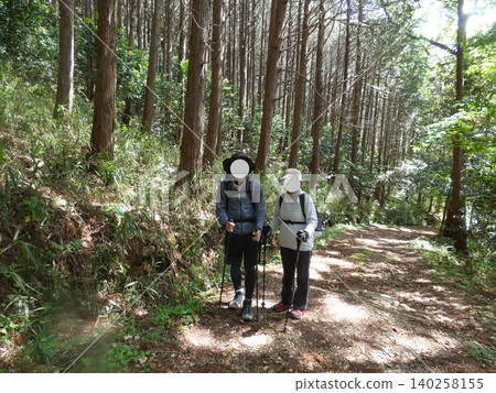 登山者沿著通往豐橋市赤巖寺赤岩山脊的小路行走。 140258155