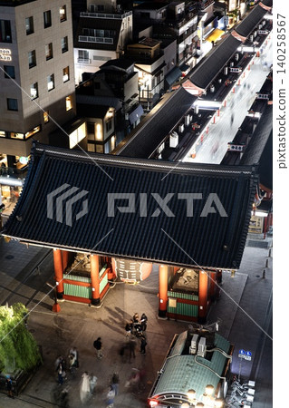 東京淺草寺雷門的夜景全景。 東京淺草寺雷門的夜景全景。 140258567