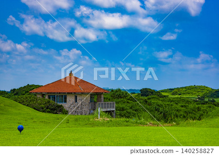 A teeing area at a golf course in Miyako Island, overlooking the vibrant blue sea (Miyako Island, Okinawa Prefecture) A teeing area at a golf course in Miyako Island, overlooking the vibrant blue sea (Miyako Island, Okinawa Prefecture) 140258827