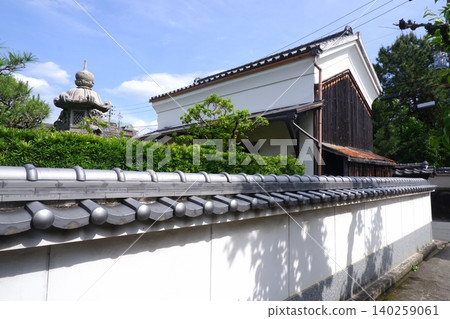 東大阪一處住宅區上空是蔚藍的天空。 東大阪一處住宅區上空是蔚藍的天空。 140259061