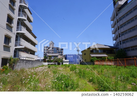 東大阪一處住宅區上空是蔚藍的天空。 東大阪一處住宅區上空是蔚藍的天空。 140259062
