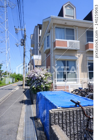 東大阪一處住宅區上空是蔚藍的天空。 東大阪一處住宅區上空是蔚藍的天空。 140259063