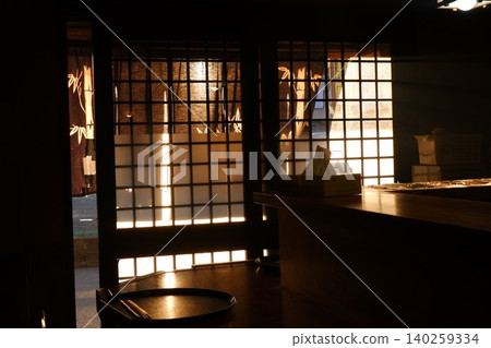 黃昏時分，居酒屋（日式酒吧）的暖簾（暖簾） 140259334