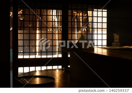黃昏時分,居酒屋(日式酒吧)的暖簾(暖簾) 黃昏時分,居酒屋(日式酒吧)的暖簾(暖簾) 140259337