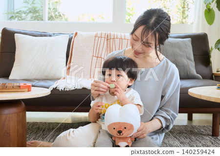 一位母親試圖糾正自己把孩子抱在客廳裡,卻讓孩子張著嘴的壞習慣。 一位母親試圖糾正自己把孩子抱在客廳裡,卻讓孩子張著嘴的壞習慣。 140259424