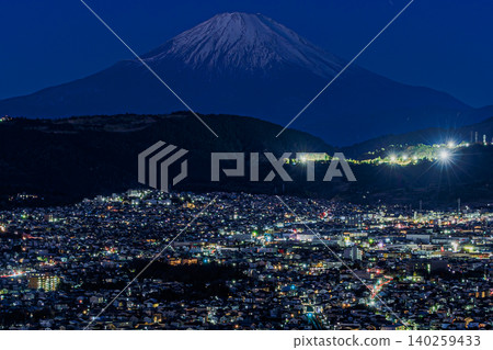 The night view of Hadano City and Mount Fuji spread out under the starry sky. The night view of Hadano City and Mount Fuji spread out under the starry sky. 140259433