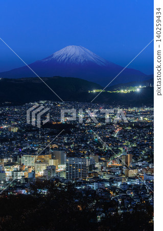 冬日夜晚,從秦野市遠眺富士山,景色美不勝收。 冬日夜晚,從秦野市遠眺富士山,景色美不勝收。 140259434