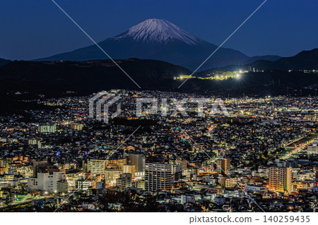A fantastical night view created by Mount Fuji and the city of Hadano. 140259435