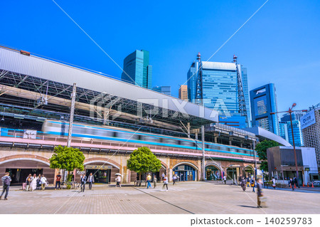 東京城市景觀,包括新橋站、新橋SL廣場和汐留的摩天大樓。 東京城市景觀,包括新橋站、新橋SL廣場和汐留的摩天大樓。 140259783