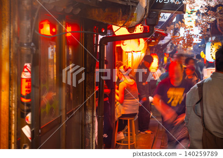 Omoide Yokocho, a bar district in front of Shinjuku Station in Tokyo, is overflowing with foreign tourists. (2026) Omoide Yokocho, a bar district in front of Shinjuku Station in Tokyo, is overflowing with foreign tourists. (2026) 140259789