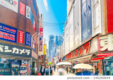東京新宿站西口附近的購物街 東京新宿站西口附近的購物街 140260644