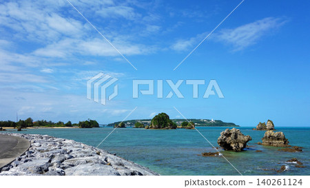沖繩八賀地漁港的海岸風光:碧綠的海水、嶙峋的礁石和蔚藍的天空。 沖繩八賀地漁港的海岸風光:碧綠的海水、嶙峋的礁石和蔚藍的天空。 140261124