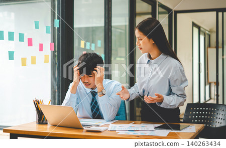Businessmen are arguing after encountering problems in business and making mistakes at work, tense work atmosphere.. 140263434