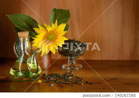 Fresh Organic Vegetable Oil with Sunflower Flower and Seeds Fresh Organic Vegetable Oil with Sunflower Flower and Seeds 140267168