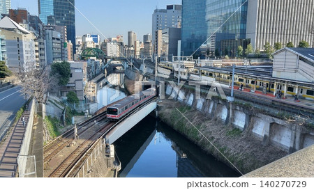 丸之內線跨過神田川。 丸之內線跨過神田川。 140270729