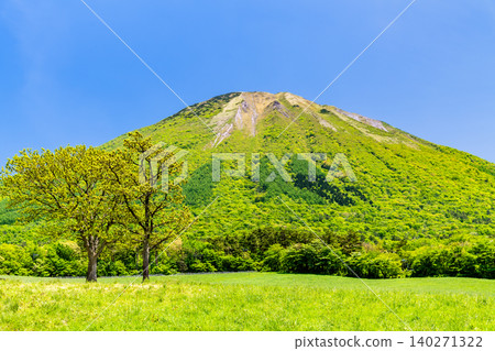 Mt. Daisen in Tottori in early summer Mt. Daisen in Tottori in early summer 140271322