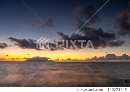 從屋久島（夏季）眺望口永良部島的日落，魔幻時刻 140271945