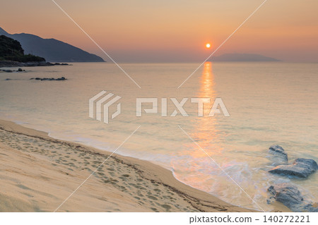 Sea turtle nesting grounds at Nagata Inakahama, Yakushima Island, evening view (summer) Sea turtle nesting grounds at Nagata Inakahama, Yakushima Island, evening view (summer) 140272221