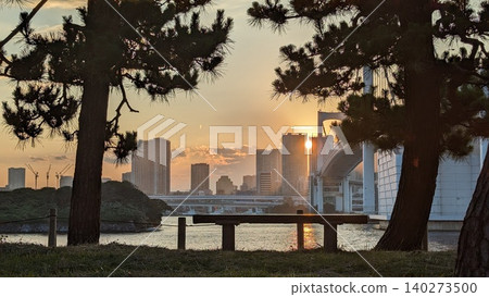 The scenery bathed in the setting sun from Daiba Park The scenery bathed in the setting sun from Daiba Park 140273500