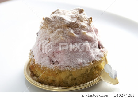 Berry mousse cake sprinkled with powdered sugar 140274295