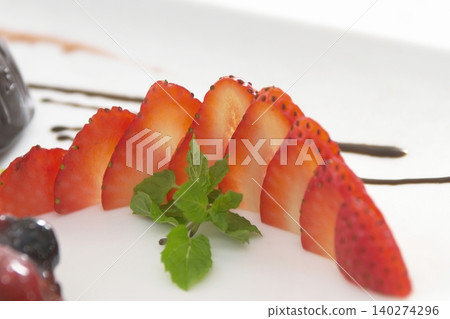 薄荷草莓片 140274296