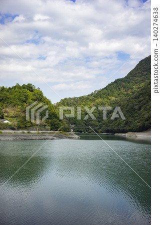 山梨縣早川町的天畑湖和馬場吊橋 山梨縣早川町的天畑湖和馬場吊橋 140274638