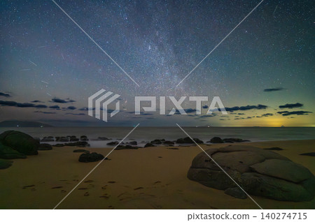 屋久島永田稻中濱的銀河星空、海龜築巢地(春季) 屋久島永田稻中濱的銀河星空、海龜築巢地(春季) 140274715