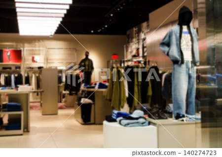 購物中心內一家精品店的模糊照片 購物中心內一家精品店的模糊照片 140274723