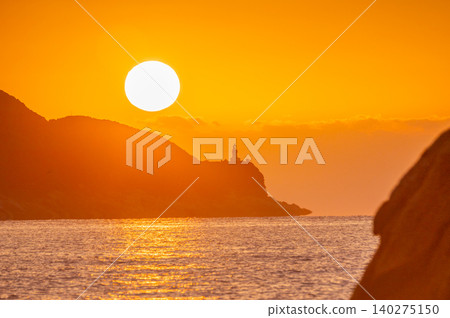 The setting sun, the evening scenery, Yakushima Island where gods reside (Autumn) 140275150