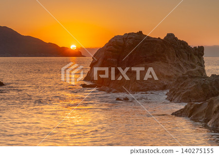 The setting sun, the evening scenery, Yakushima Island where gods reside (Autumn) The setting sun, the evening scenery, Yakushima Island where gods reside (Autumn) 140275155