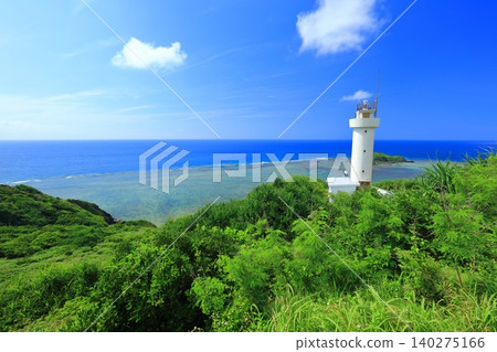 【沖繩縣】晴天的平久保岬燈塔和大地島（石垣島） 140275166