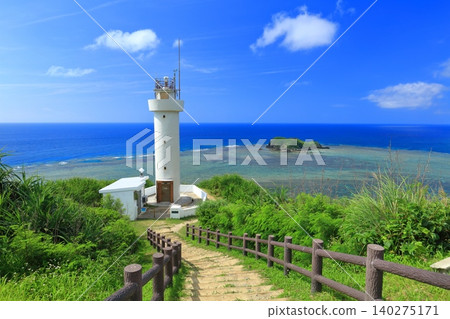 [Okinawa Prefecture] Hirakubo Cape Lighthouse and Daichi Island (Ishigaki Island) on a clear day 140275171