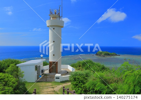 【沖繩縣】晴天的平久保岬燈塔和大地島（石垣島） 140275174