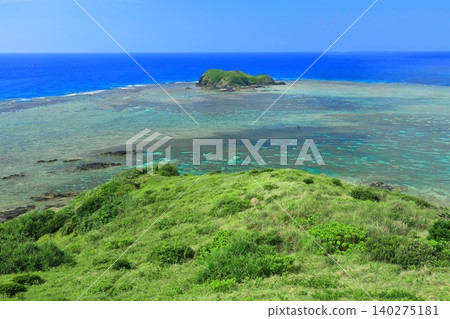 [Okinawa Prefecture] Hirakubo Cape and the Great Island (Ishigaki Island) under a clear sky 140275181