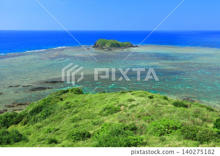 [Okinawa Prefecture] Hirakubo Cape and the Great Island (Ishigaki Island) under a clear sky 140275182